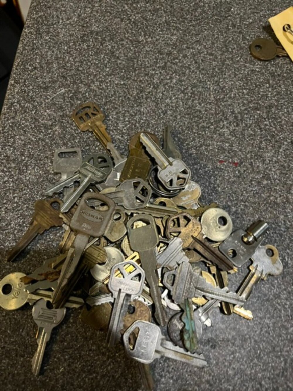 Lot of assorted keys